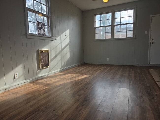 Building Photo - 4411 NW Kenwood Dr