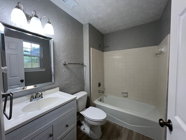 Building Photo - 3 bedroom 2 bath home in Village Green