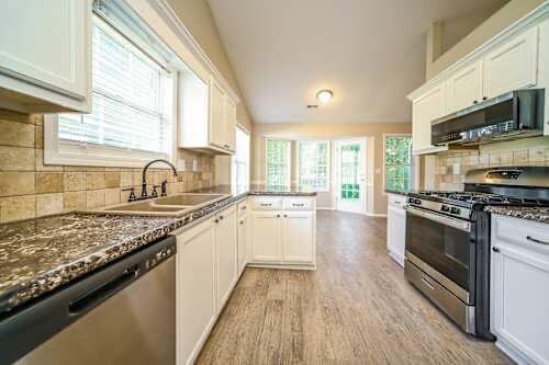 Building Photo - 905 Castlerock Way