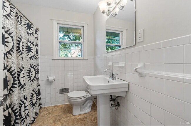 Building Photo - 3 bed 1 bath home in Sandusky area.