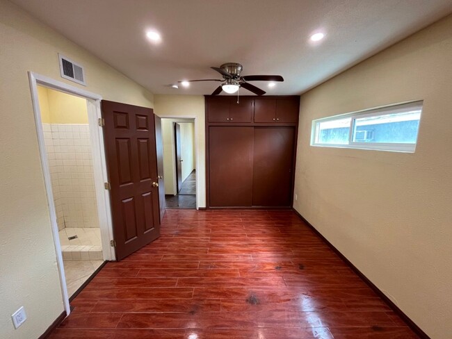 Building Photo - MOVE IN READY 4+2 w/bonus room + open floo...