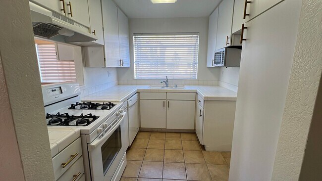 Building Photo - (APPLICATION PENDING) Townhouse in gated c...