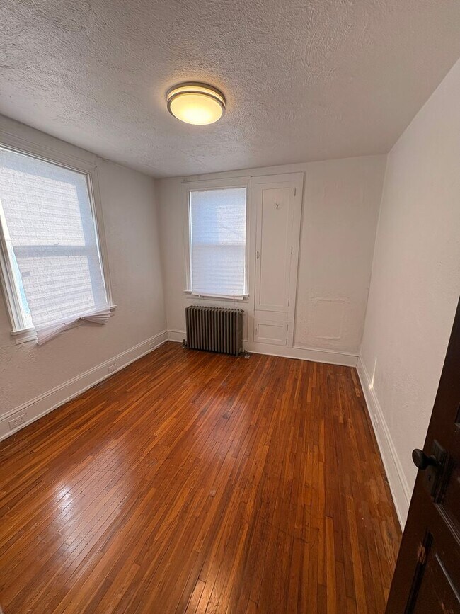 Building Photo - 1st Floor, 1-2 Bedroom Apartment with Yard in York City SD