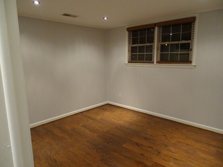 2nd room - 5652 Barrymore Rd