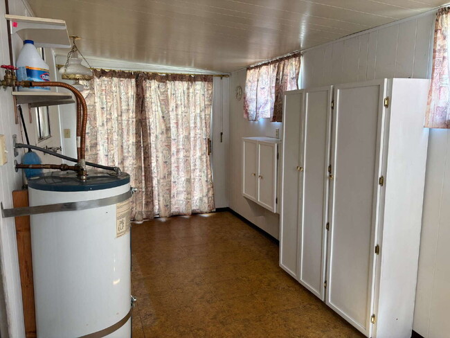 Building Photo - Spacious 3-bedroom home with loads of park...