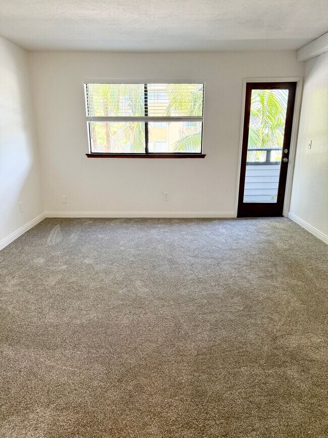 Building Photo - Stylish Condo in Mission Hills