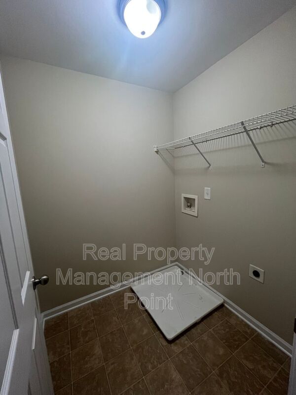 Building Photo - 2031 Lakeshore Overlook Dr