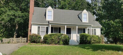 Building Photo - 3 bedroom home with fenced rear yard