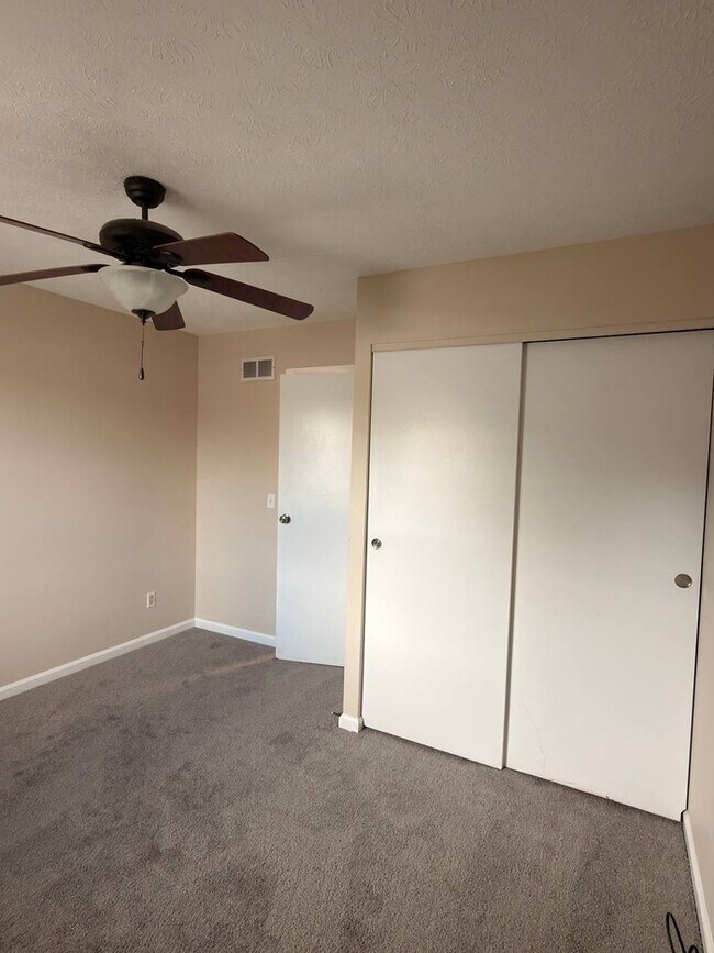 Building Photo - 3 bedroom 2.5 bath
