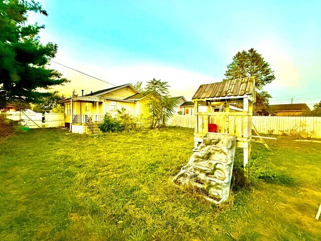 Building Photo - 1715 Thomas Ave