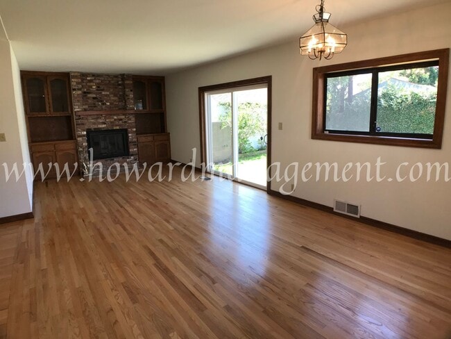 Building Photo - Two story home with newer central A/C in the Mar Vista Hills. Large kitchen, family room, and lar...