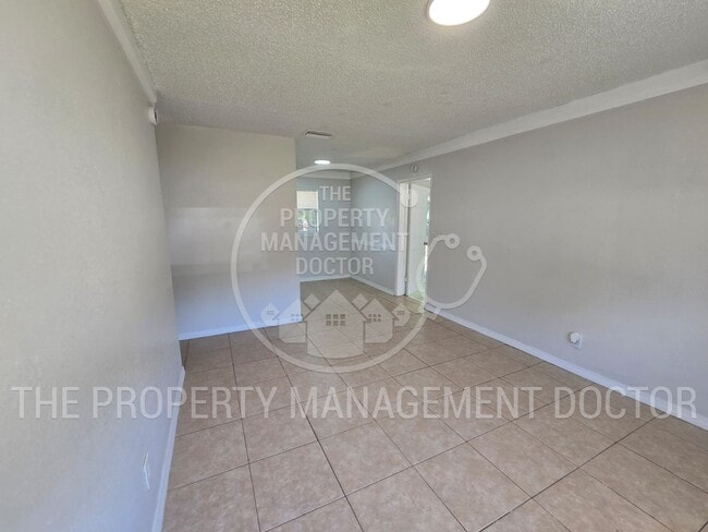 Building Photo - Spacious 4BR Tampa Home | Huge Fenced Backyard & Fresh Updates Throughout