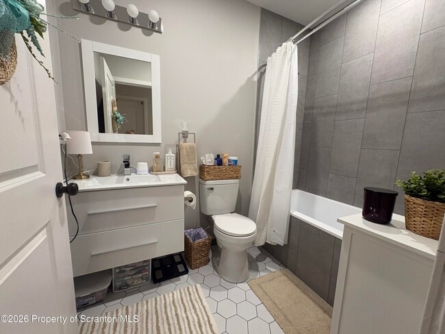 Building Photo - 633 Main St