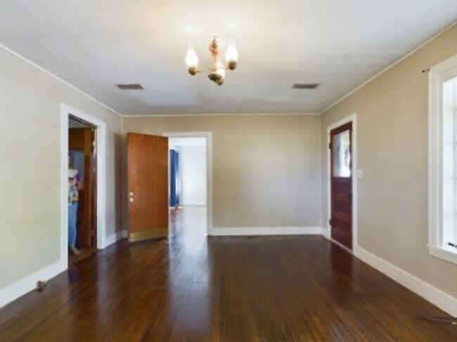 Building Photo - Cozy three bedroom in Hye Texas