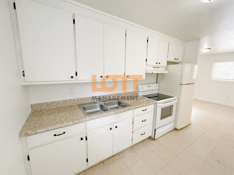 Building Photo - 10 Montis Dr