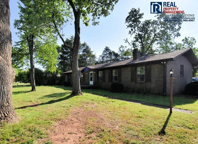 Building Photo - All brick 3BD home PLUS bonus room & back deck, half mile to MTSU!
