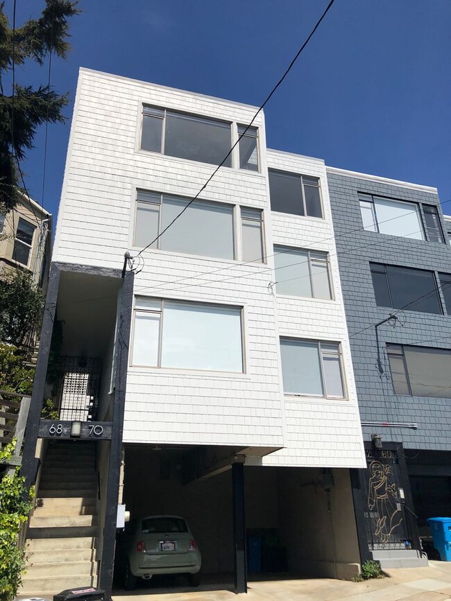 Building Photo - Elegant & Expansive Furnished 3 Bedroom/2 ...