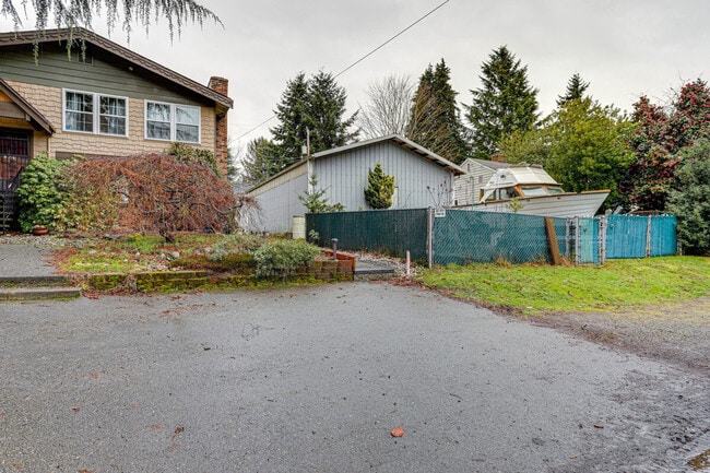 Building Photo - 10052 Interlake Ave N