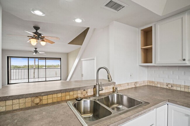 Building Photo - Stunning 2-bedroom, 2-bathroom condo with ...