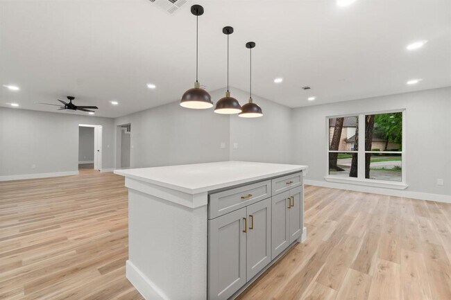 Building Photo - 9 Indian Cedar Ln