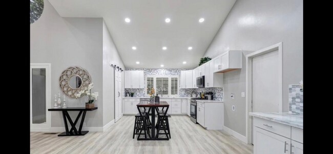 Building Photo - Spacious and beautiful 3 bedroom 2 bath ho...
