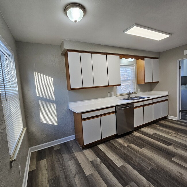 Building Photo - 3 Bedroom, 1 Bath Ranch w/ Fresh Updates Throughout. Spacious Living Room w/ New Laminate Floorin...