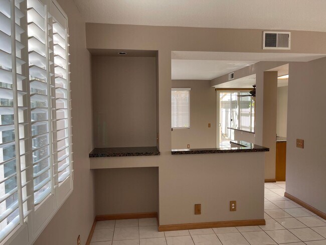 Building Photo - Spacious 4 Bedroom Townhouse Style Condo i...