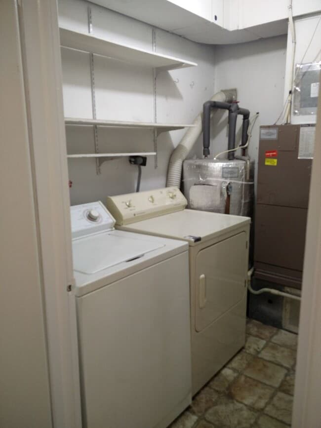 Building Photo - Spacious 3 bedroom house For Rent