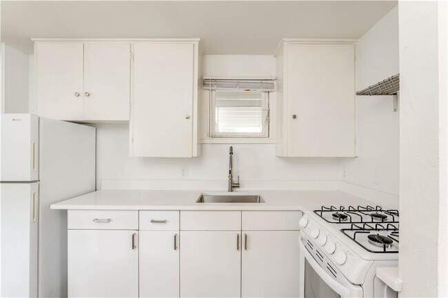 Building Photo - 1505 W 12th St