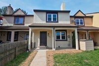 Building Photo - Available Now - 3 Bed, 1.5 Bath Townhome i...