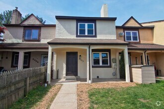 Building Photo - Available Now - 3 Bed, 1.5 Bath Townhome i...