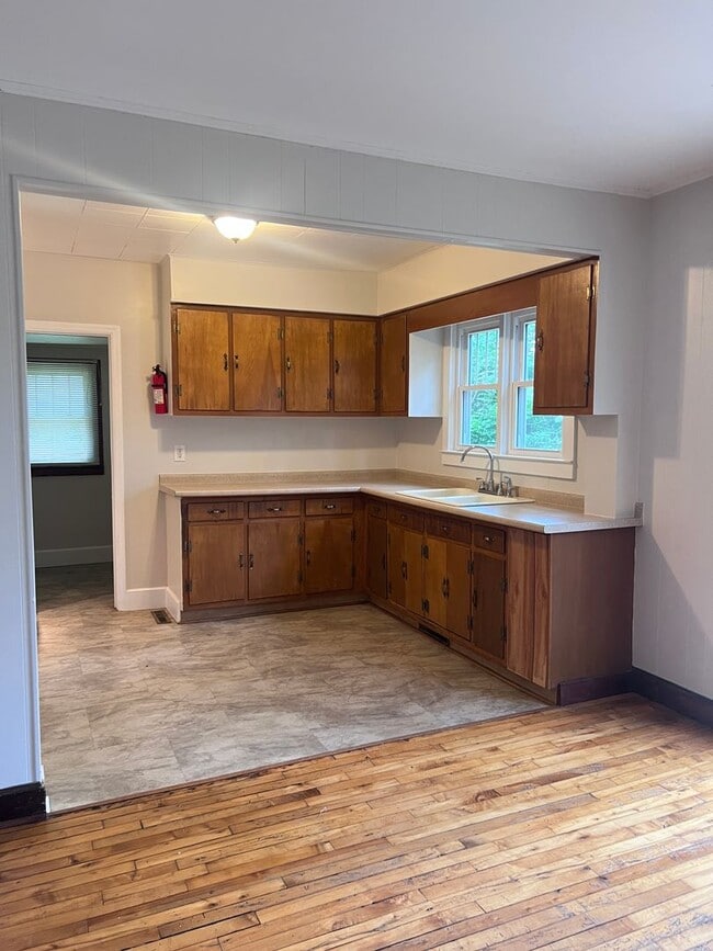 Building Photo - Unique 3 bedroom, 2 bathroom home for rent...