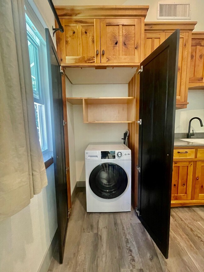 Building Photo - 10375 Laurentian Way