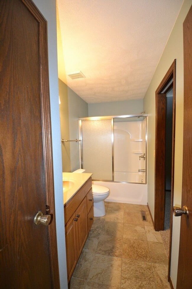 Building Photo - Charming 3-Bedroom Walk-Out Home!