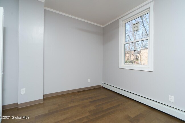 Building Photo - 10 Hall Pl