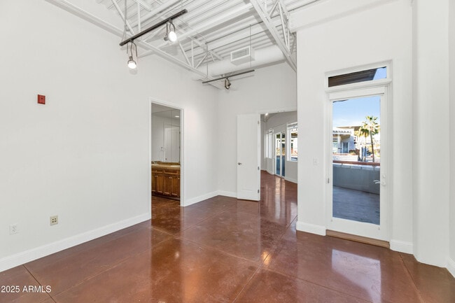 Building Photo - 7039 E Main St