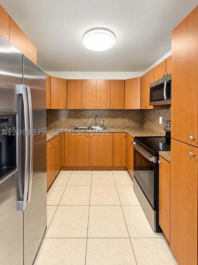 Building Photo - 1075 W 68th St
