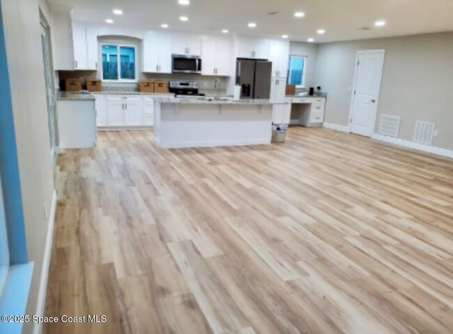 Building Photo - 537 Royal Palm Blvd