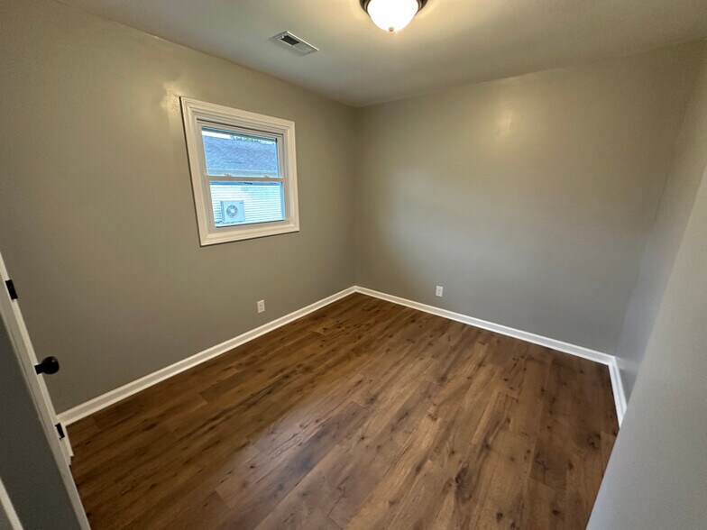 Building Photo - 123 S Sam Davis Ave