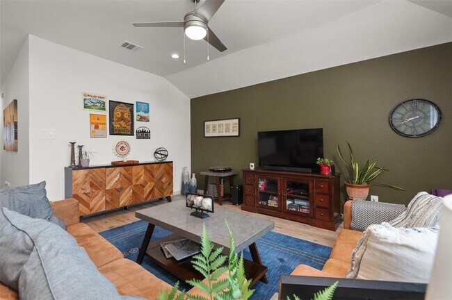 Building Photo - 2709 Golden Palms Ln