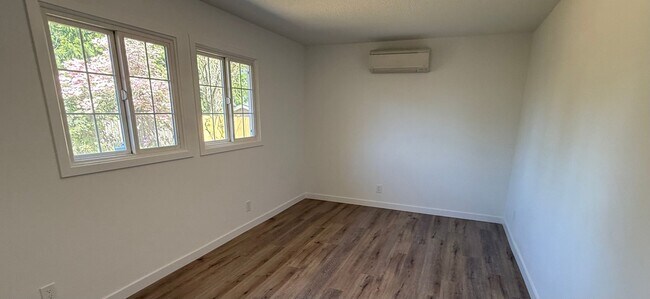 Building Photo - Well-cared-for home with strong curb appeal and quality updates in Southeast Portland.