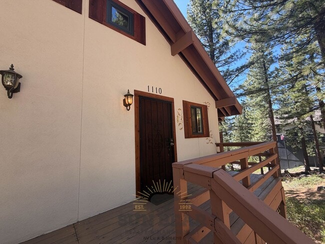 Building Photo - 2 Bedroom Duplex in Tyrolia! Summer pool!