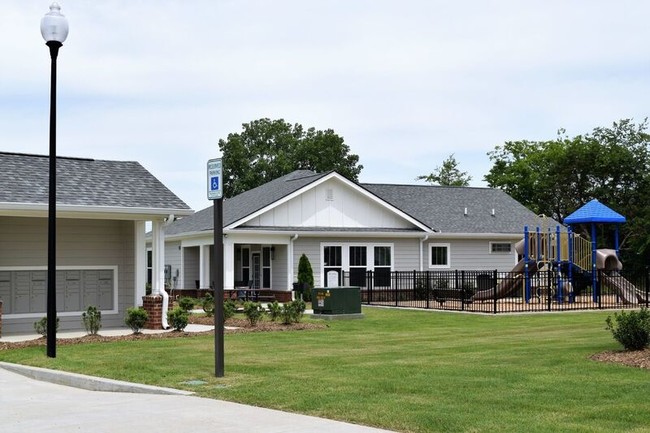 Building Photo - Maple Crossing