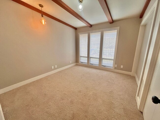 Building Photo - Newly Remodeled & Full of Character!
