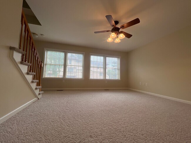 Building Photo - 4 Pineview Pl