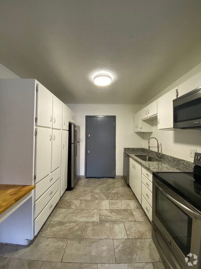 Building Photo - Studio Apartment - Available August 18th