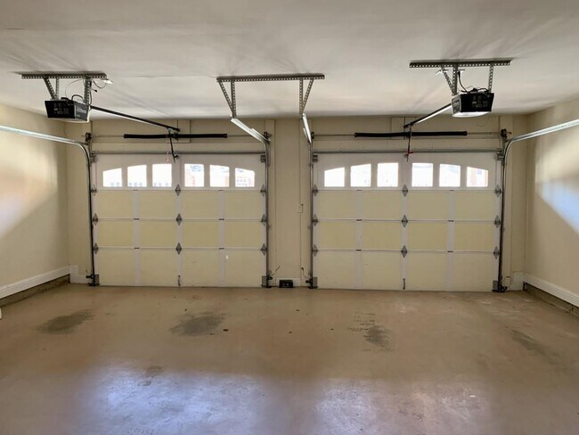 Building Photo - 5460 Glenridge View NE