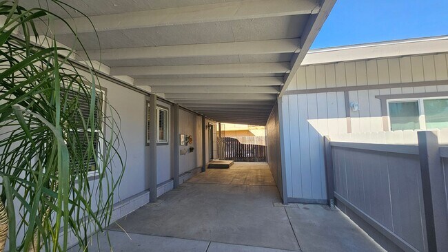 Building Photo - Gorgeous Single Story Home