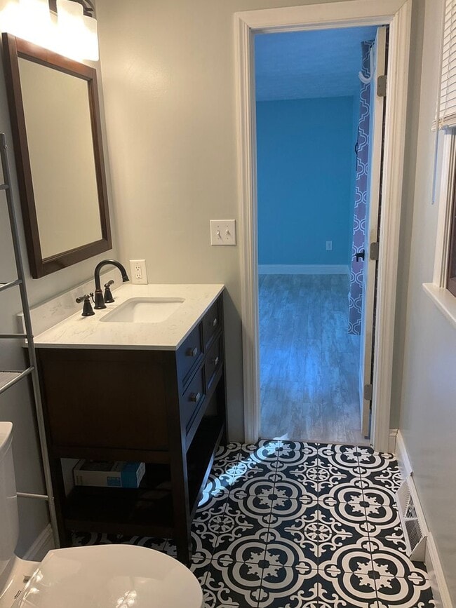 Building Photo - Spacious 3bed 3 bath Split-Level in Bethel...