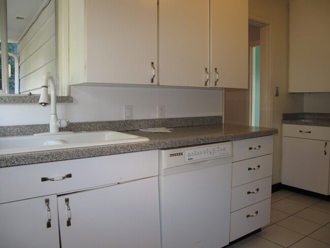 Building Photo - $500 OFF FIRST MONTH'S RENT! Queen Anne Cr...